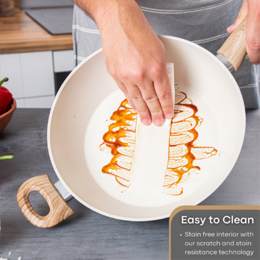 Easy clean pan with lid and handle 